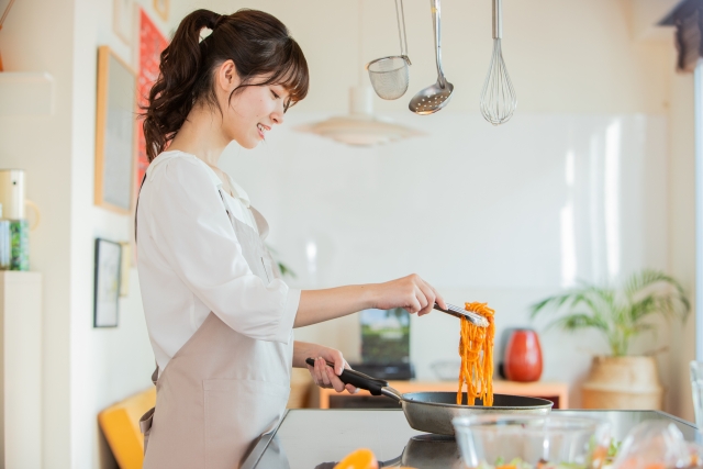 一人暮らしと実家暮らし、どっちがいい？ お金・自由・将来性から比較してみた