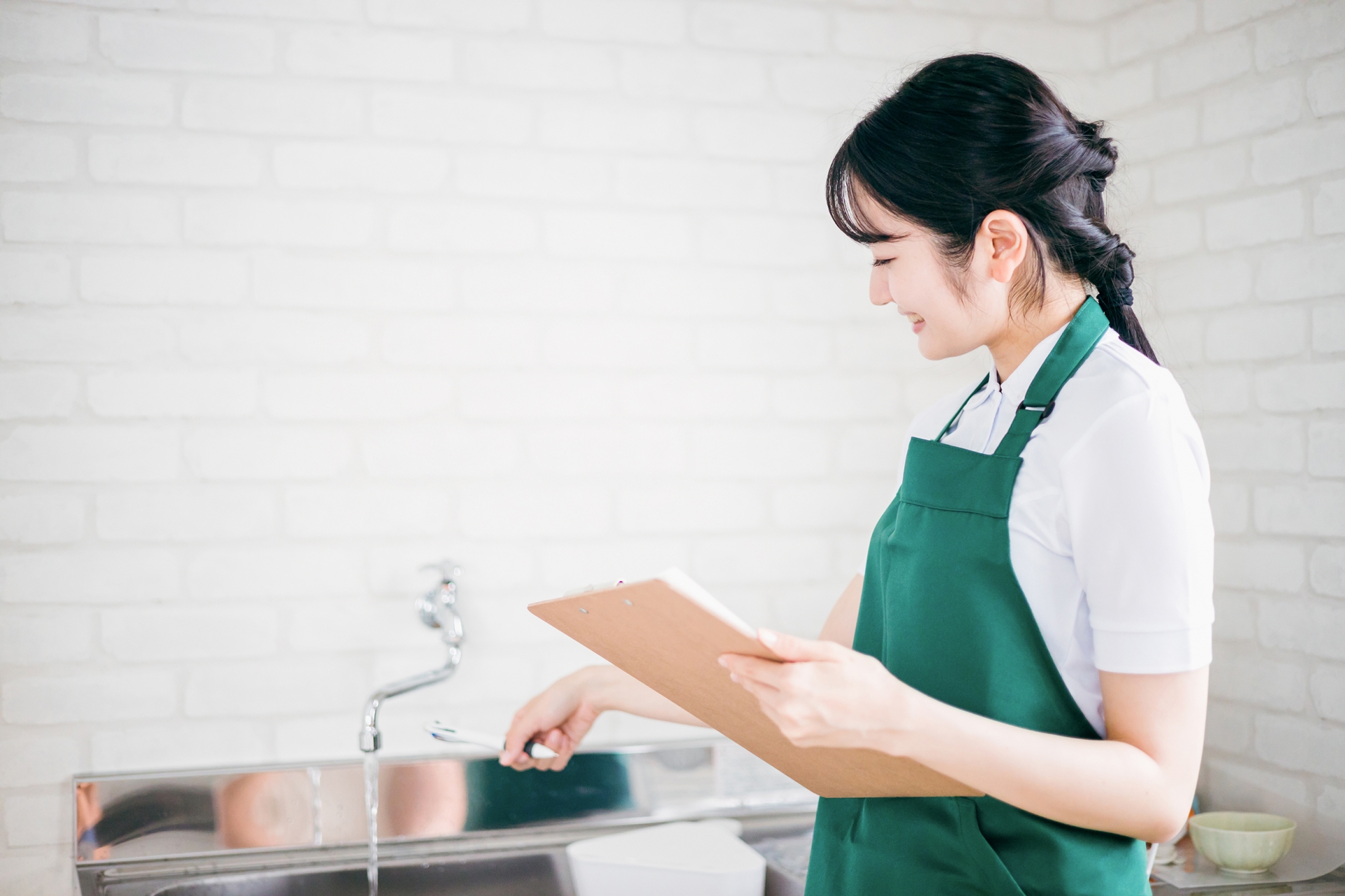 一人暮らしの水道料金はいくら？ 月額の平均と節水のコツを紹介
