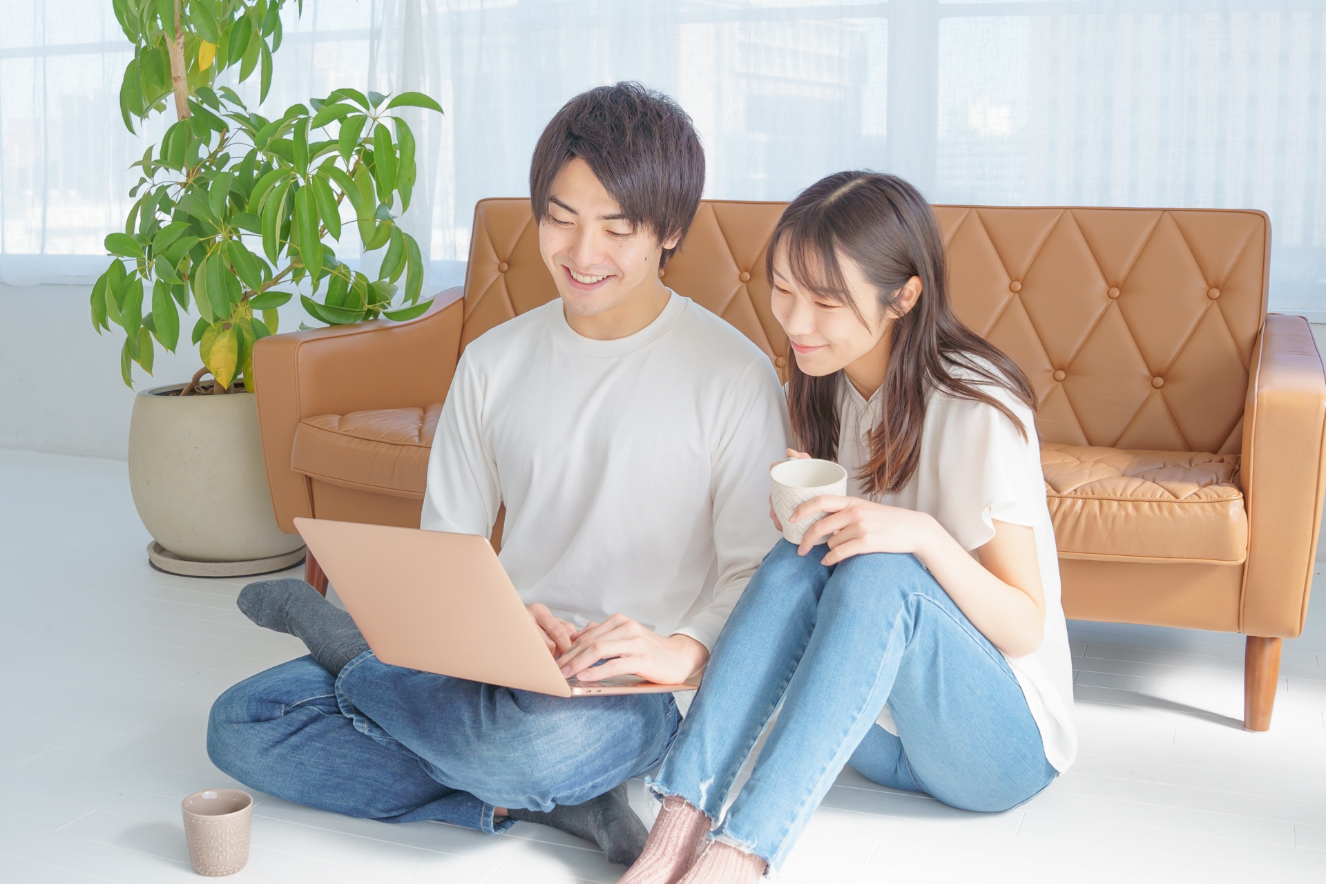 同棲で賃貸契約はどうする？ 名義や保証人の注意点をチェック
