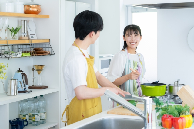 二人暮らしの食費はいくらが目安？ 自炊と外食で大きく変わる実態とは