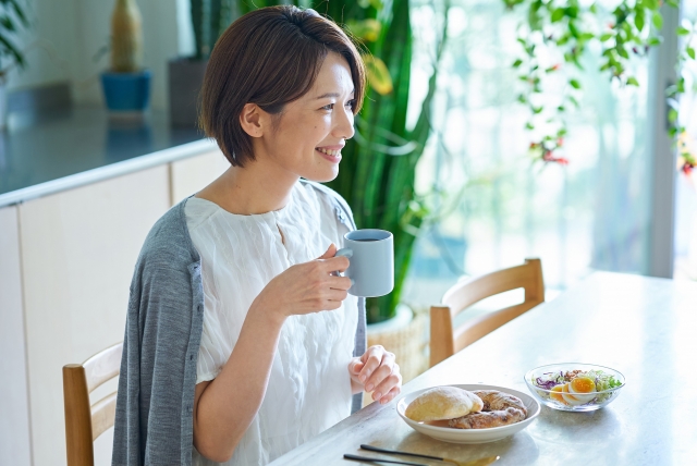 学生の一人暮らし、食費はいくら？ 自炊・外食別の平均と節約テクを紹介