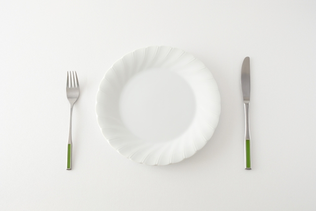 一人暮らしの食器は何が必要？ 最低限そろえるべきアイテムとは