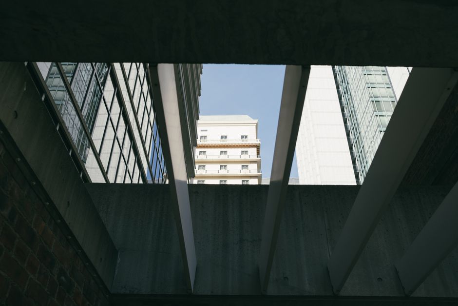日本の大阪でコンクリートビーム越しに見る近代的な建物の印象的な景色。