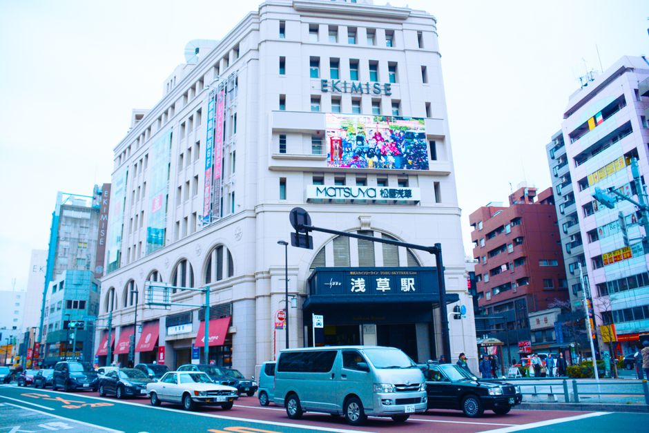 東京台東区の浅草の街並み、現代的な建築と賑やかな都市環境を特徴としています。