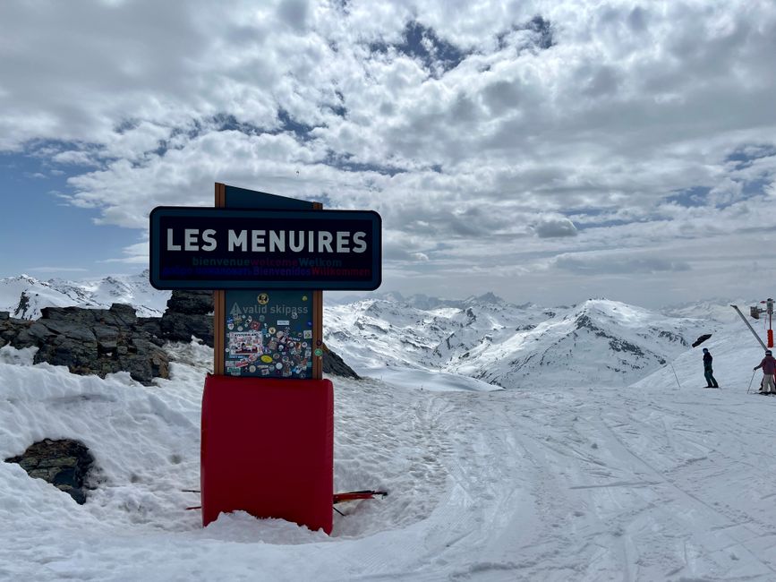 フランスアルプスにあるレ・メニュイール・スキーリゾートの、美しい冬景色。