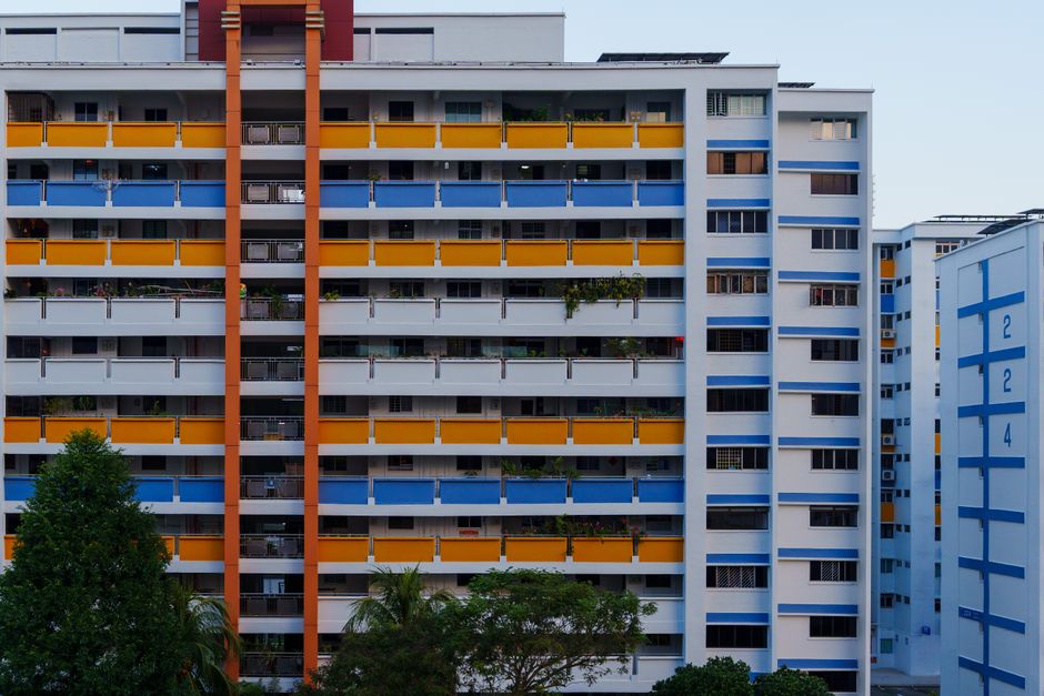 日光の下で色鮮やかなバルコニーを備えた都会のアパートの建物の鮮やかな外観。