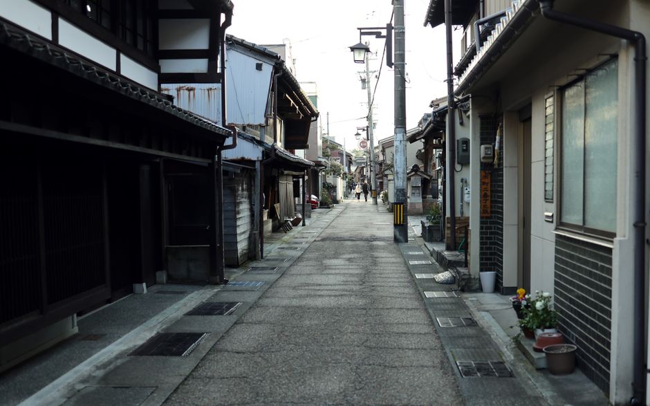 伝統的な建築のある趣のある静かな日本の通り、黄昏時に撮影されました。